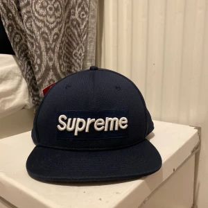 Keps  - Antagligen en fals Supreme keps. Köptes för 500 kr men säljer nu för 70 kr