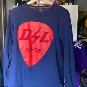 Diesel longsleeve  - En longsleeve från diesel, tröjan är i princip ny. Har använt den endast en gång och är inte ens tvättad. Tröjan är i storlek large, och säljer den pågrund att den är inte passar min stil. 
