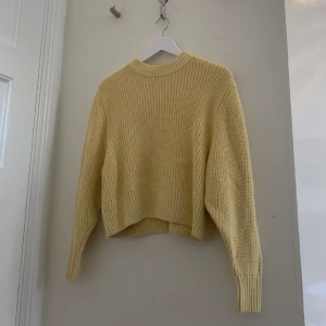 Stickad tröja - En mild gul somrig tröja som använts några ggr förra sommarn men är frf i topp skick. Den är mysig o skön att ha på sig med långa ärmar o en bra längd