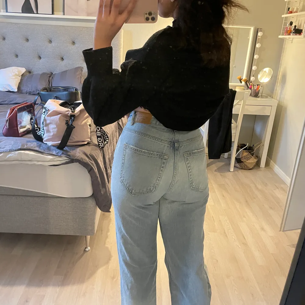 Knappt använda jeans ifrån Gina tricot. Säljes pga att jag ej använder dem. Sitter perfekt. Nypris:599kr. Jeans & Byxor.