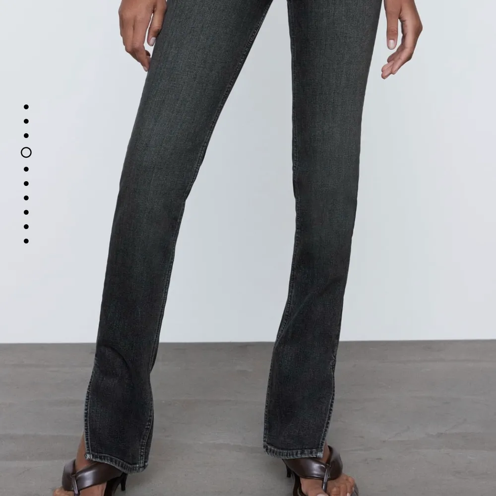 Säljer dessa gråa jeans med slits från zara. Storlek 34.Helt oanvända, lapp är kvar. Dom va för små för mig så istället för att skicka tillbaka så kollar jag här om någon är intresserad av dom☺️  dom kostar 359kr men säljer dom för 200 + frakt som ligger på 79kr. Jeans & Byxor.