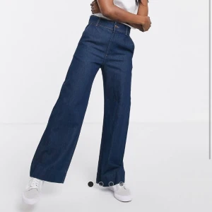 Weekday jeans, corey - Säljer dessa fina jeans ifrån weekday. Dom har väldigt fin oversized passform i benen och är i strlk 36. Jag är strlk 36/38 så ligger man på gränsen fungerar dom som 38. Säljs pågrund av lite använda, dom är nästan nya då dom används ett fåtal gånger så färgen är fin! Säljer dom för 200 + frakt 62. Vid bilder/frågor skriv :)