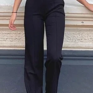 Kostymbyxor🤍 - Säljer dessa kostymbyxor från nakd. Storlek Small passar 36. Dom är använda men bra skick. Frakt 69kr🤎 Nypris 499