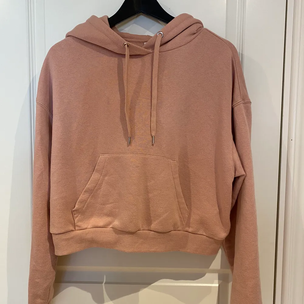 Superfin gammalrosa hoodie från H&M i storlek S. Säljer då den inte kommer till användning längre. Är i bra skick.. Hoodies.