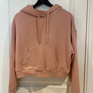 Superfin gammalrosa hoodie från H&M i storlek S. Säljer då den inte kommer till användning längre. Är i bra skick.