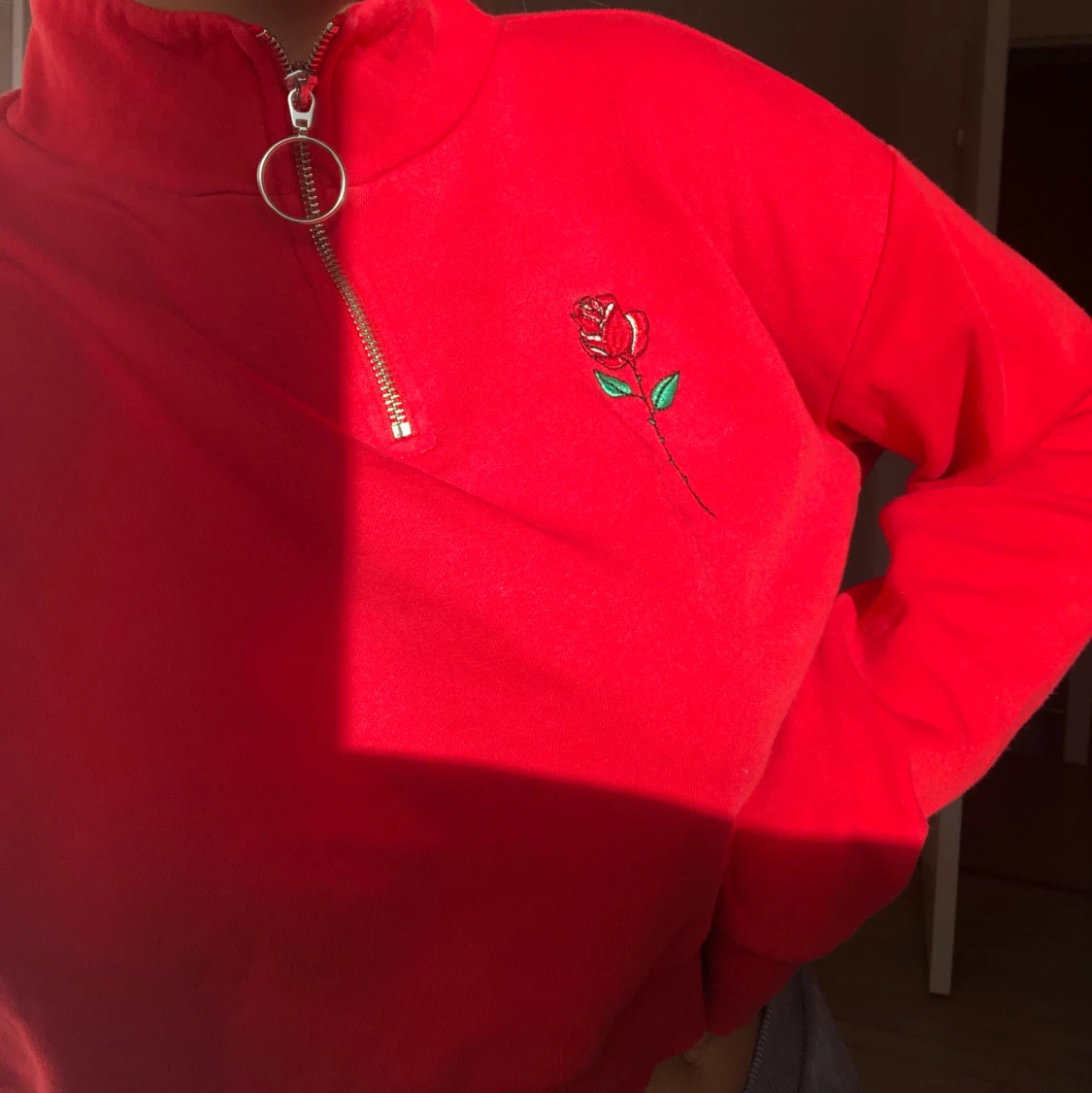 Röd sweatshirt med en ros