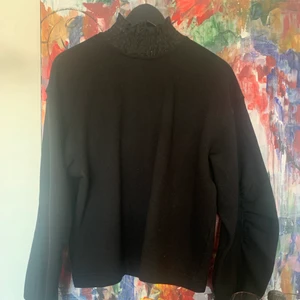 Polo från Zara - Cool polo från Zara i sweatshirtmaterial. Polon är i mesliknande material som blir en fin detalj. Armarna är veckade, se bild 3! Använd Max 5 gånger❤️🤩 