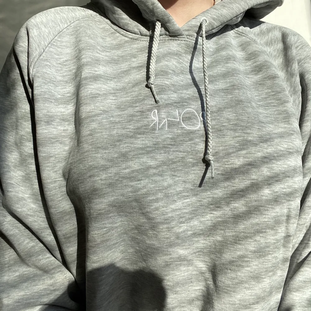 Grå hoodie från märket Polar i strl M | använd men bra skick | nypris 999kr | bud börjar vid 600 | minsta budökning 30kr | frakt tillkommer. Hoodies.