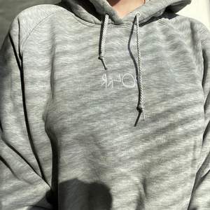 Grå hoodie från märket Polar i strl M | använd men bra skick | nypris 999kr | bud börjar vid 600 | minsta budökning 30kr | frakt tillkommer