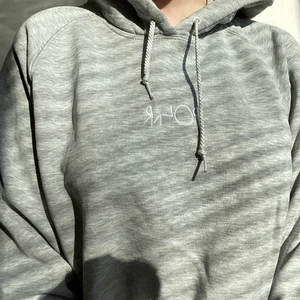 Polar hoodie - Grå hoodie från märket Polar i strl M | använd men bra skick | nypris 999kr | bud börjar vid 600 | minsta budökning 30kr | frakt tillkommer