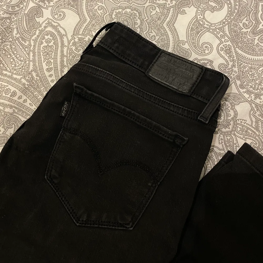 Supersnygga Levi’s jeans, märkta som 26 men har mycket stretch och passar mig med 27-28 perfekt. De är i fint skick, inga hål eller skavanker men har förlorat lite av den svarta färgen pga tvätt. Fortfarande lika snygga dock! 🌟 Modellen 711 skinny 👖. Jeans & Byxor.