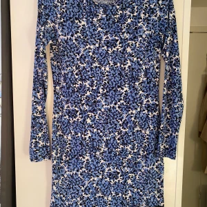 Michael kors klänning - Superfin Michael kors klänning som är köpt för ett par år sen på jackie. Använd men fortfarande jätte fint skick. Är i storlek xxs men jag som är en s-m kan fortfarande ha den beroende på hur man vill att den ska sitta. Använde den mest som en tröja och är super fin till ljusa byxor på sommaren. Köpt för 1800kr. Köparen står för frakten 