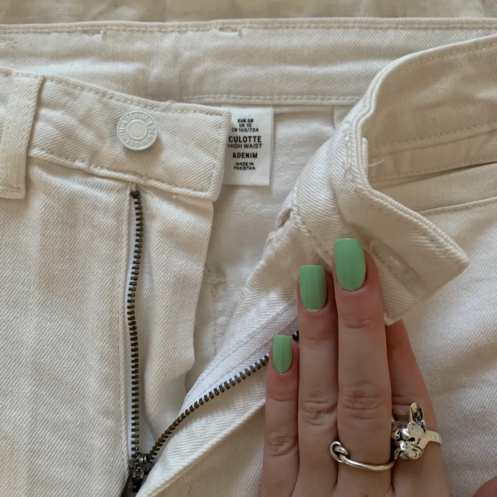 Ett par helt oanvända vita jeans perfekta till sommaren!🤍🌻🌈 byxorna är i storlek 38, men passar även bra på en 36a. Modellen heter Culotte High Waist och har lite slitning nedtill. Prislapp kvar!. Jeans & Byxor.