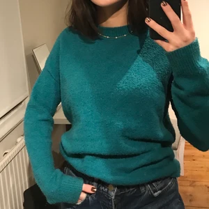 Stickad från & other stories - En superfin stickad tröja från & other stories. Fint skick i stl s. 