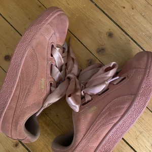 Sneakers ifrån Puma  - I mocka med tjockare skosnören