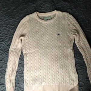 TRÖJA FRÅN LEXINGTON - Jättefin stickad tröja från märket Lexington. Den är i en fin rosa färg med rundad hals. Den är väldigt stor i storleken så den är som en medium på. Väldigt bra kvalité och lite tjockare i tyget, så den är inte genomskinlig. Knappt använd och så är som ny, inga sador eller missfärningar osv. 