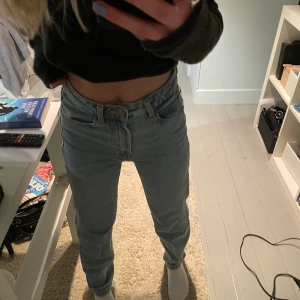 Blåa jeans - Så fina blå långa jeans som inte använts många gånger  💕