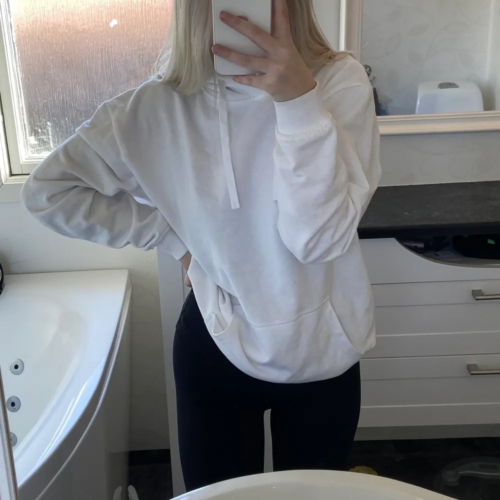 Säljer denna vita oversize hoodie då jag aldrig använt den och den bara tar plats i garderoben . Hoodies.