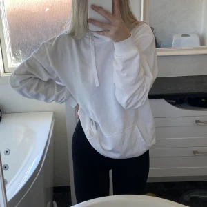 Oversize hoodie - Säljer denna vita oversize hoodie då jag aldrig använt den och den bara tar plats i garderoben 