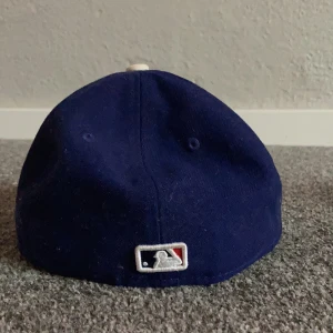 Säljer den här skit snygga 59fifty kepsen!  - Ass bra skick och skit snygg! Mörk blå, skön, och trendig! Säljer för den är för liten för mig:))