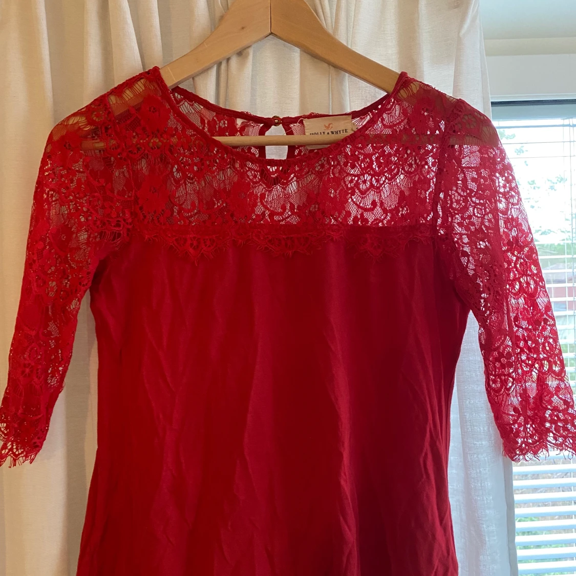 Röd tröja med spetts 