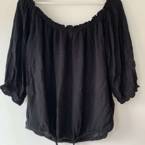 Offshoulder blus - En jättefin svart offshoulder blus som tyvärr inte längre kommer till användning. Den är från Cubus i storlek xs men passar allt från xs-m då den har en lös passform. Väldigt gullig med puffiga trekvartsarmar och ett snöre i midjan som man kan knyta åt om man vill att blusen ska blir mer puffig💕💕