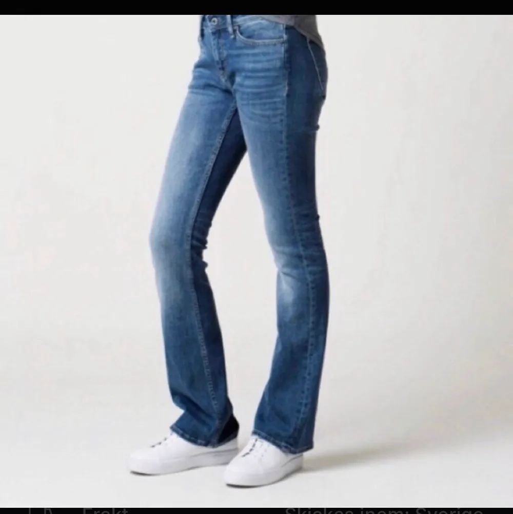 Säljer ett par lågmidjade bootcut jeans som är köpta på JC, för något år sedan. Bara använda några gånger, så de är i bra skick. Storlek 25/33, något långa på mig som är 167cm. Hör av dig vid funderingar💕. Jeans & Byxor.