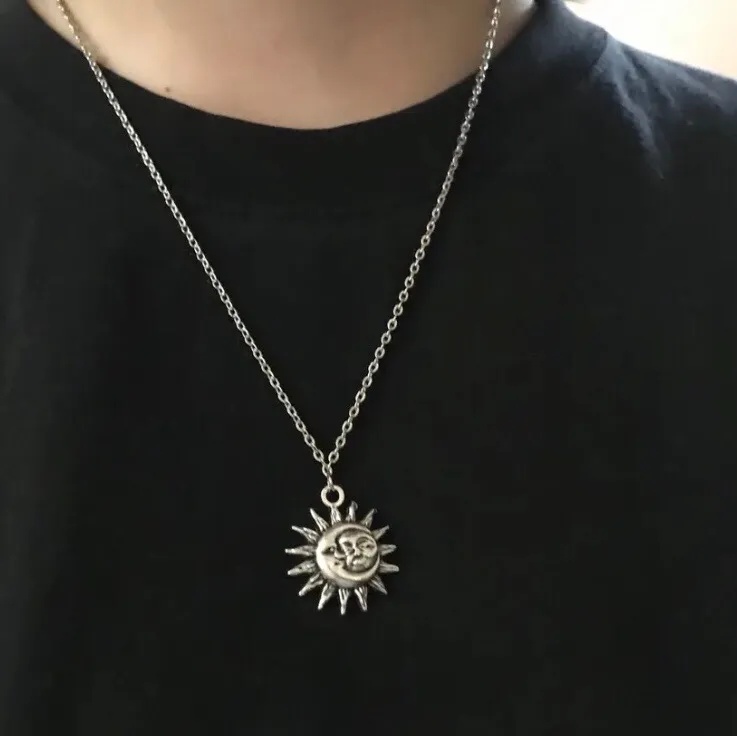 Sun&moon halsband i silverfärg 🌚🧚🏽‍♂️ Frakt tillkommer på 11kr !!. Accessoarer.