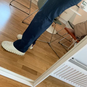 Loose fit byxor HM x Hector Bellerin  - Intressecheck innan jag skickar tbx pga fel storlek. Svinsnygga blåa loose fit byxor med lite högre midja. Strl 46.