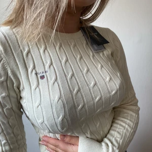 Gant Tröja  - Helt ny kabelstickad Gant tröja med prislappen kvar. Nypris 1299kr, mitt pris 500🤍🤍