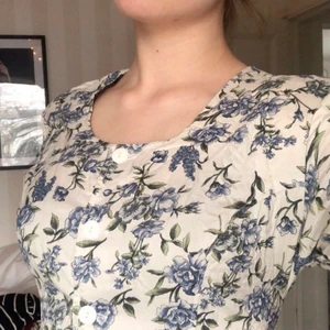 Vintage klänning - Vintage klänning med blå blommor, perfekt till sommaren 🌺 Pris kan diskuteras! Storlek M, men passar även mig som oftast har S. Såld
