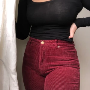 Mongo Manchester byxor stl 38 - Knappt oanvända vinröda manchesterbyxor från Monki! Raka i modell och snygg passform! Kan mötas upp i Stockholm alternativt frakta där frakt ingår i priset 😊