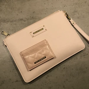 Ideal of Sweden clutch + korthållare - I ljusrosa. Aldrig använt. Kan även säljas separat bara skriv i chatten om intresse finns! 