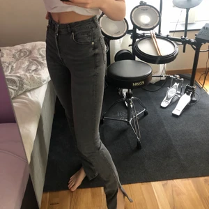 Gråa zara jeans - Snygga gråa jeans från zara med slits vid benen,säljer pågrund av att det inte kommer till användning💕
