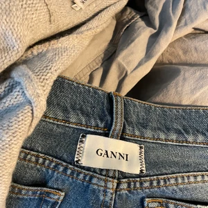 Ganni jeans  - Lågmidjade Ganni jeans med slits längst ner. Använder aldrig därav säljer jag. Har klippt upp sömmen längst ner för att de ska bli ännu lite längre💕 bud 700