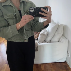Jeansjacka grön - Säljer min superfina gröna jeansjacka från Gina Tricot. Säljer pga har en likande. Storlek S