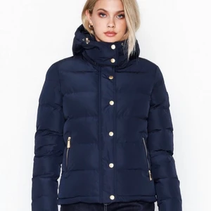Morris Lady Jacka - Joelle Jacket 64 Blue                                          Storlek: S                                                        Inköpspris: 3499kr                                                     För tillfället slutsåld                                              Måttligt använd och bra skick