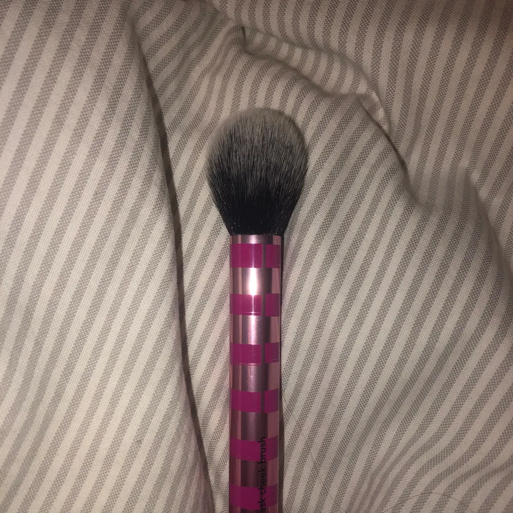 Sminkborstar från Real Techniques. Äkta borstar. Fluffiga och multifunktionella. Fan brush samt cheek brush. 110kr styck. Övrigt.