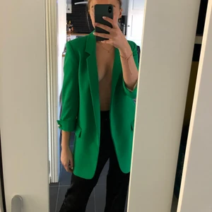 Kavaj med fina detaljer - Kavaj i väldigt bra skick, oanvänd💕köparen står för frakten💫 nypris 699kr