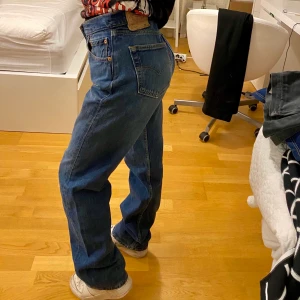 Vintage Levi’s 501 raka jeans - Säljer mina underbara jeans från Levi’s!🌟 De är i modellen 501, raka i benen och vintage men i toppskick! Inga hål eller fläckar. Byxorna har inga bältesöglor, men det går utmärkt att ha skärp till dem ändå! Storleken är w32, l32, men då de är vintage är de betydligt mindre i midjestorleken än så. Skulle säga w.27-28 beroende på vilken fit som önskas. Skriv för mer info/ bilder! 💖✌🏼🙃🤪