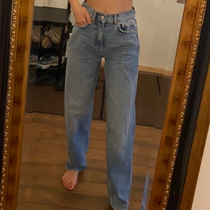 Momjeans/raka jeans  - Använda en gång, storlek 34 men lite stora på mig så passar 34-36 🌸 säljes för 270 exklusive frakt 🌸