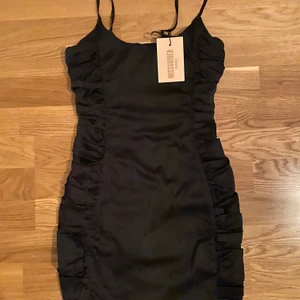 Skitsnyggg klänning  - ⚡️BUDA I KOMMENTARERNA⚡️ säljer en helt ny och oanvänd klänning från missguided som har prislappen kvar. Köparen står för frakten (60kr)💗 den är kort på mig som är 170 cm💗 skriv privat för mer bilder😃