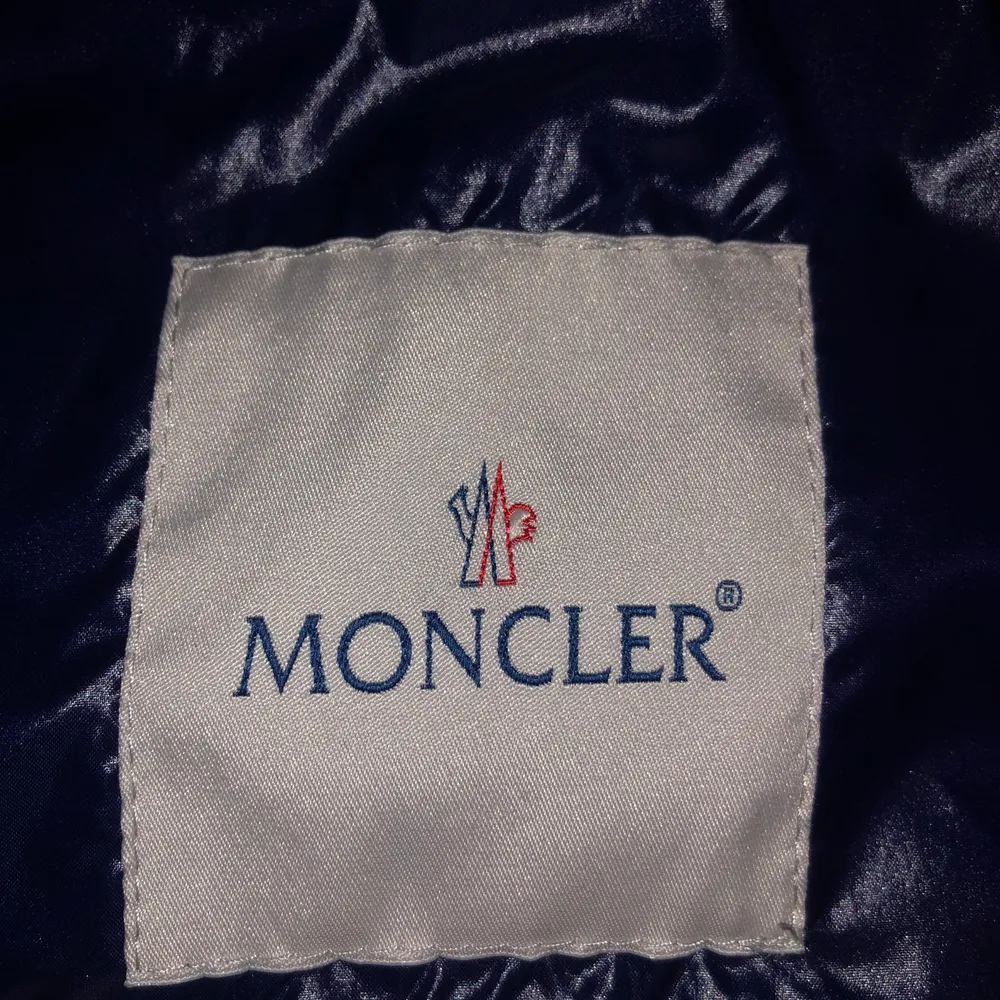 So this Nice moncler jacket was bought in 2015. I dont have the recipt, but the jacket is real😊The cartoon on the jacket is ripped of a little bit but its easy to close, i can do it if wanted🥰. Jackor.