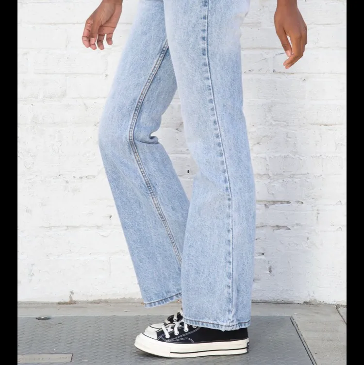 Helt oanvända och SLUTSÅLDA ! Ljusa, lågmidjade utsvängda jeans från Brandy Melville. Skitsnygga , y2k stil. Storlek S, skulle säga 25-27. Jättefina verkligen! Bara lite för små för mig! Funkar precis på mig som är 171. . Jeans & Byxor.