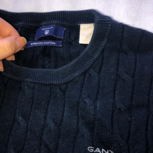 Gant kabelstickad tröja! Storlek M - Gant kabelstickad tröja! Den har en tråd som sticker ut och lappen där bak har lossnat på ena sidan. Säljer för 170kr inklusive frakt 