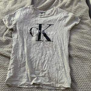 Ej använd äkta Calvin Klein T-shirt. Är i strk XL men skulle passa som en M också.