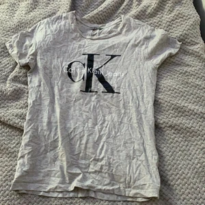 Calvin Klein T-shirt  - Ej använd äkta Calvin Klein T-shirt. Är i strk XL men skulle passa som en M också.