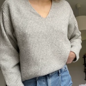 Stickad tröja - Superfint stickad grå tröja med V-ringning. Inte använd mycket så den är inte noppig🤍🤍