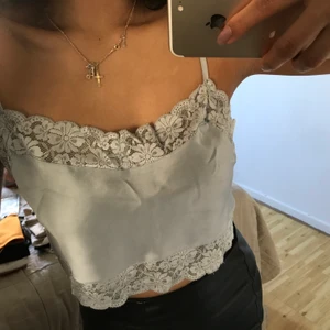 Ljusblå ”silke” topp - Lite silke-material med spetsdetaljer. Crop top. Står ingen storlek men jag är XS/S. Skulle säga att denna är den storleken. 