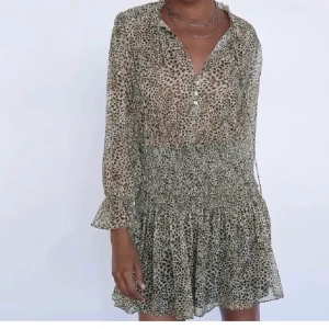 Zara klänning  - Säljer denna helt nya och oanvända klänning från zara💕Jättefin och helt slutsåld på hemsidan!Man måste buda med minst 20kr varje gång kan budar👌🏾👌🏾Köp direkt för 500kr!!